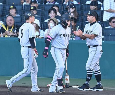 【写真】決勝打直後、阿部監督も坂本も笑っていなかった　それほど緊迫したゲームを象徴したシーン