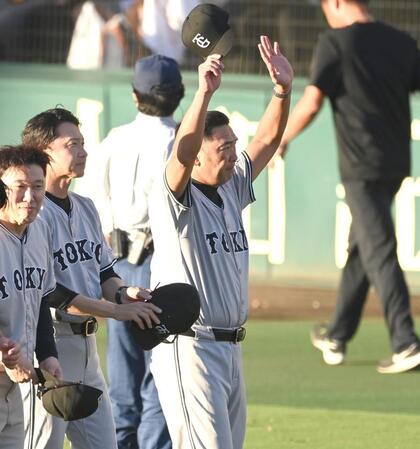 　甲子園の巨人ファにあいさつする阿部監督ら（撮影・飯室逸平）