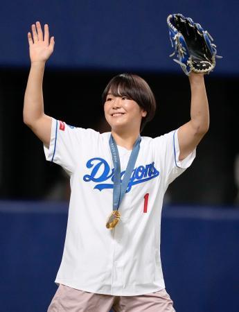 　始球式に登場し声援に応える、パリ五輪レスリング女子５３キロ級金メダルの藤波朱理＝バンテリンドーム