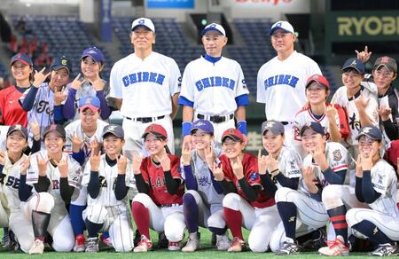 　試合後、高校女子選抜と記念撮影をする（中央左から）松井秀喜氏、イチロー氏、松坂大輔氏（撮影・伊藤笙子）