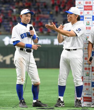 　試合後のインタビューで互いを褒め合うイチロー氏（左）と松井秀喜氏（撮影・伊藤笙子）