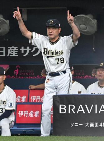 　４回、リクエストする中嶋監督（撮影・石井剣太郎）