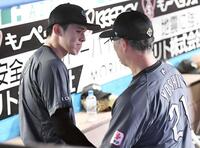 　７回２失点の好投でマウンドを降り吉井監督（右）と握手を交わす佐々木（撮影・開出牧）