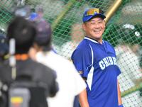 　打撃練習を終え、笑顔を見せる松坂大輔氏（撮影・伊藤笙子）