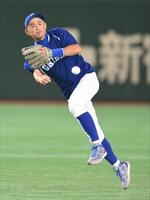 　試合前ノックで遊撃の守備をするイチロー氏（撮影・伊藤笙子）