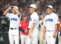 　試合前セレモニーで笑顔を見せる（左から）イチロー氏、松井秀喜氏、松坂大輔氏（撮影・伊藤笙子）