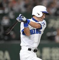 　１回、右前打を放つイチロー氏（撮影・伊藤笙子）