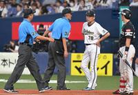 　８回、審判と話す中嶋監督（右から２人目）＝撮影・石井剣太郎