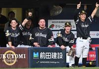 　４回、川村が同点となる適時内野安打を放ち、笑顔を見せる（左から）栗原、山川（撮影・北村雅宏）