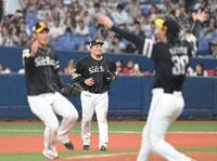 　試合に勝利し駆け出す山川らソフトバンクナイン（撮影・石井剣太郎）