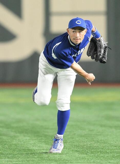 50歳・イチロー氏がノックで華麗な“レーザービーム”披露 スタンドの