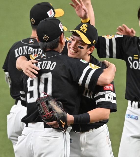 ソフトバンク 栗原陵矢のモデル妻がユニ姿で笑顔 両手に革手、打撃の