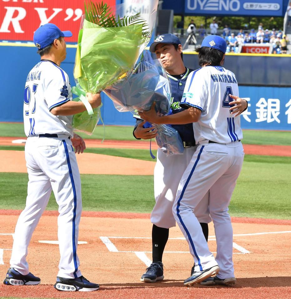 　田中コーチ（左）と度会から花束をもらう青木（中央）＝撮影・持木克友