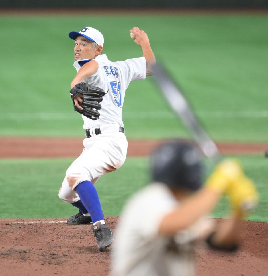 　高校女子選抜相手に力投する先発のイチロー氏（撮影・伊藤笙子）