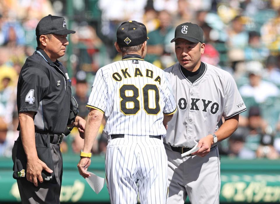 　岡田監督（８０）とメンバー表交換を行い、握手を交わす阿部監督（撮影・中田匡峻）