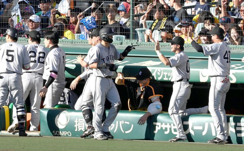 　７回、代打坂本の先制打で生還した吉川（中）を迎える巨人ナイン