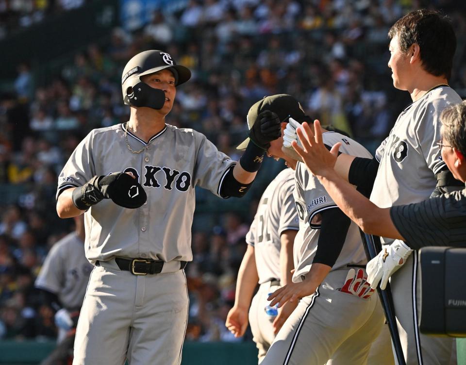 　７回、代打坂本の先制打で生還した吉川