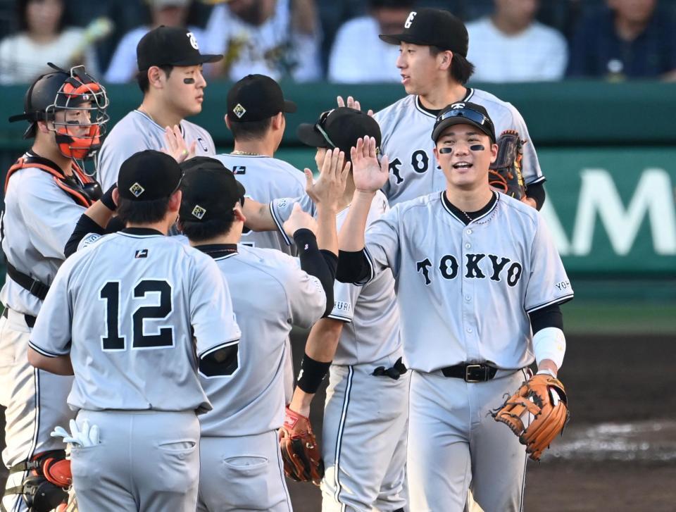 　勝利を喜ぶ坂本ら巨人ナイン（撮影・飯室逸平）