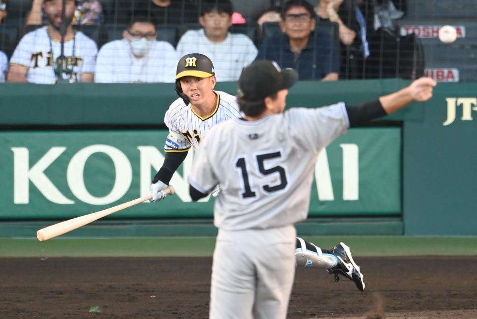 　９回、代打で内野安打を放つ糸原（撮影・飯室逸平）