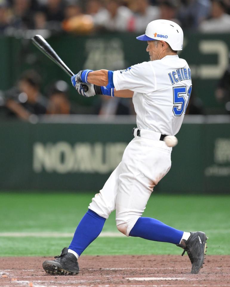 　５回、空振り三振に倒れるイチロー氏（撮影・伊藤笙子）