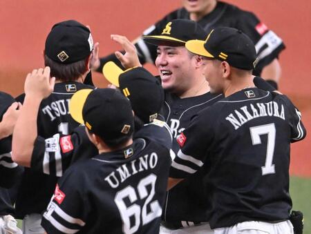 　リーグ優勝を決め、ナインと喜びを分かち合う山川（中央）＝撮影・北村雅宏