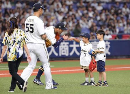 　特別始球式を務めた安達の息子・陽汰くん（右から２人目）とＴー岡田の息子・おうしくん（右端）＝撮影・坂部計介