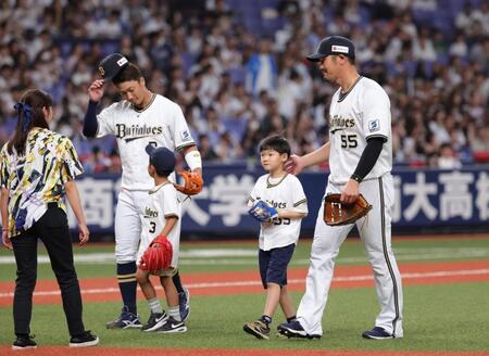 　特別始球式を務めた安達の息子・陽汰くん（右から２人目）とＴ－岡田の息子・おうしくん（撮影・坂部計介）