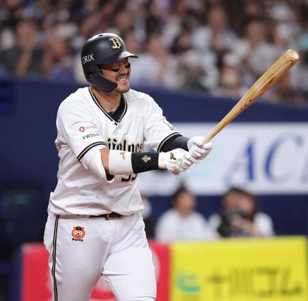 　５回、代打・Ｔ－岡田は中飛に倒れる（撮影・坂部計介）