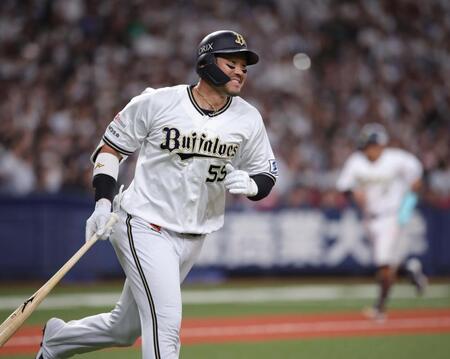 　５回、代打・Ｔ－岡田は中飛に倒れる（撮影・坂部計介）