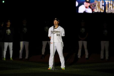 【写真】中嶋監督　愛のむちゃぶり　比嘉を突然指名　戸惑いの引退あいさつ