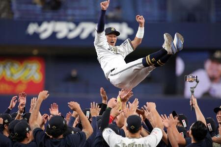 【写真】両手を広げて子供たちを迎える安達　戦士の顔から優しいパパの顔に