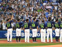 　横浜スタジアム最終戦を終え、スタンドに挨拶する高津監督（左）とナイン＝２３日