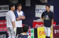 　練習中、ベンチ前で話す（左から）Ｔ－岡田、炭谷、安達（撮影・坂部計介）