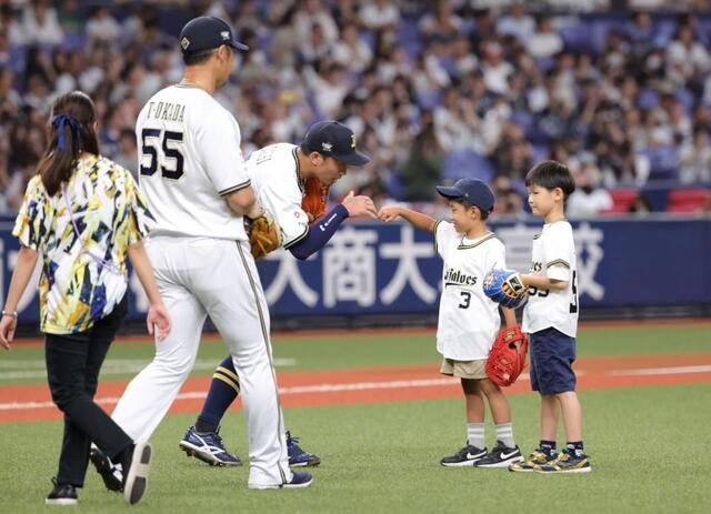 引退試合のオリ２選手 愛息たちが激カワ