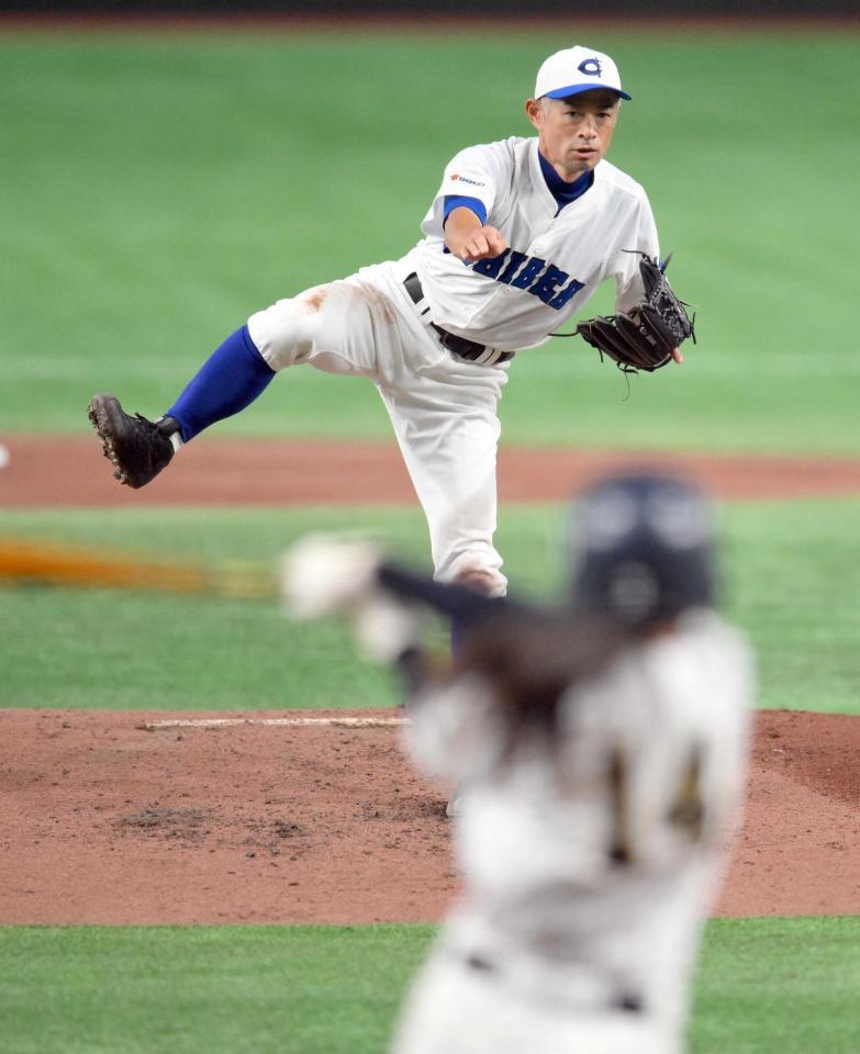 　高校女子選抜相手に力投するイチロー氏