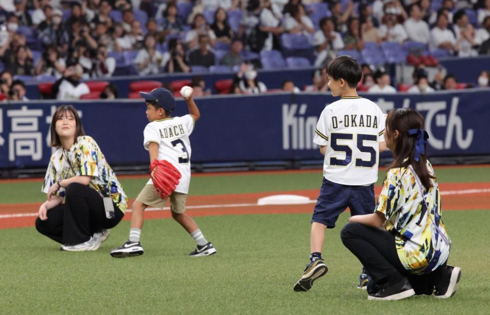 　特別始球式を務めた安達の息子・陽汰くん（右から２人目）とＴ－岡田の息子・おうしくん（右端）＝撮影・坂部計介