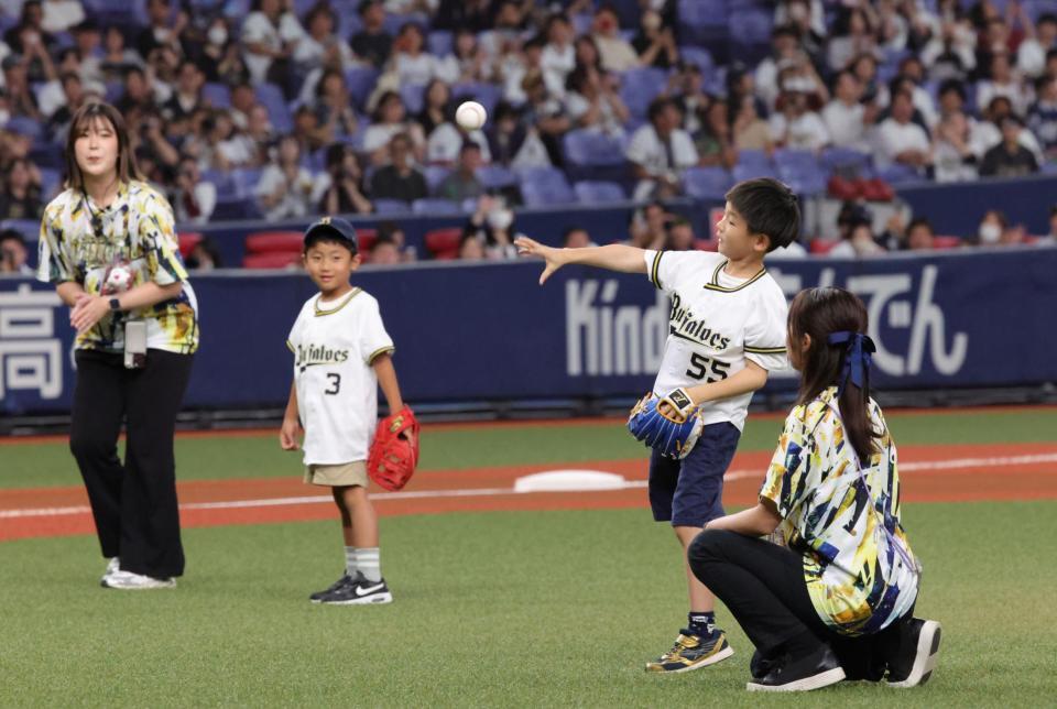 　特別始球式を務めた安達の息子・陽汰くん（右から２人目）とＴ－岡田の息子・おうしくん（撮影・坂部計介）