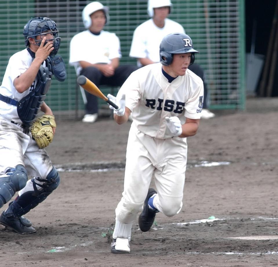 　北陽戦で右前打を放つ履正社・岡田＝２００５年７月