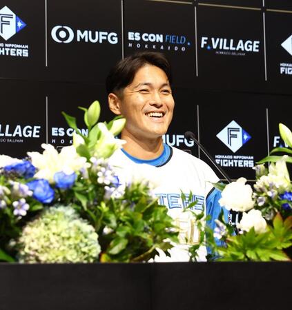 【写真】日本ハム・鍵谷が引退試合　妻は涙　新庄監督がマウンドで花束手渡す→熱い抱擁