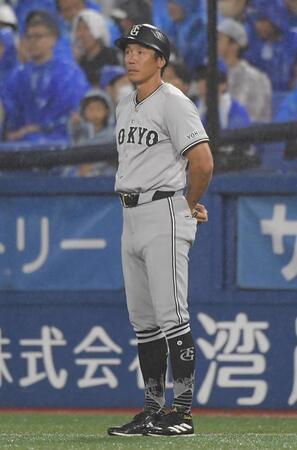 　腰痛の川相コーチに代わり１軍に緊急合流した鈴木コーチ（撮影・佐藤厚）