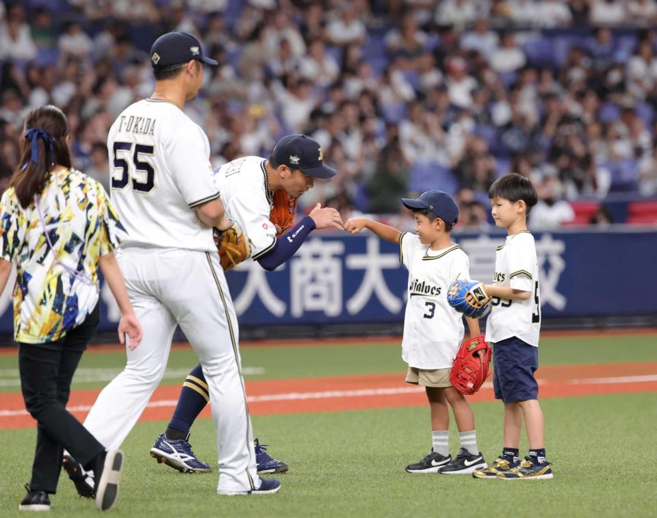 　特別始球式を務めた安達陽汰くん（右から２人目）と岡田おうしくん（右端）