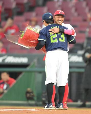 　菊池は今季限りで現役を引退する青木と抱擁を交わす（撮影・市尻達拡）