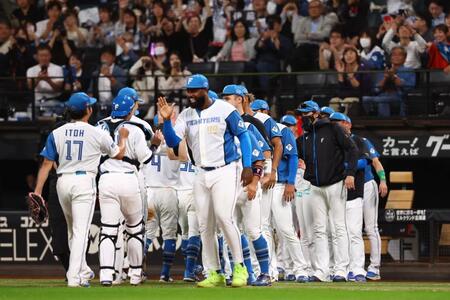 　ＣＳ進出を決め、伊藤（左）ら日本ハムナインを迎える新庄監督（右）＝撮影・中島達哉