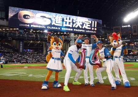 　ＣＳ進出決定のビジョンと共に喜ぶ（左から）レイエス、伊藤、清宮（撮影・中島達哉）