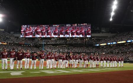 　エスコンフィールドＨＯＫＫＡＩＤＯでの今季最終戦を終え、スタンドにあいさつをする今江監督（右）ら楽天ナイン（撮影・中島達哉）