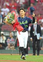 　今季限りで現役を引退する青木は菊池から花束を受け取り、ファンにも感謝の思いを伝える（撮影・市尻達拡）