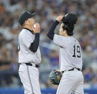 　３回、４点目を失い、山崎伊（右）を降板させる阿部監督（撮影・西岡正）