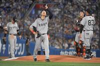 　３回途中４失点で降板する山崎伊（中）＝撮影・佐藤厚