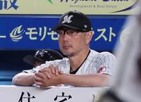 　１回裏、試合を見つめる吉井監督