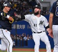 　１回、杉本（左）の投前打を捕球しタッチするカイケル（撮影・持木克友）